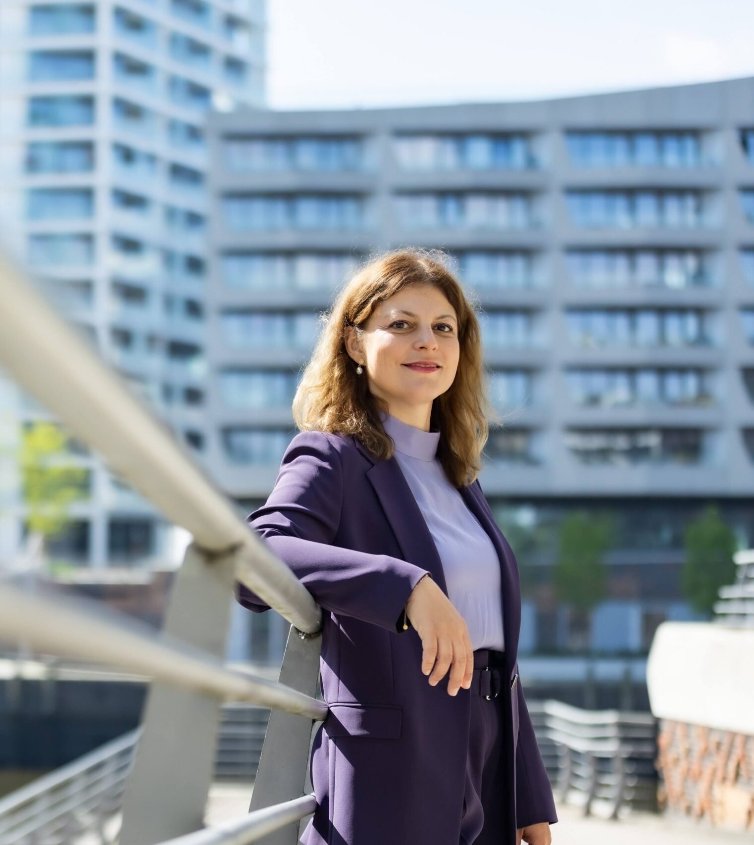 Iva Jukic lehnt an einem Geländer an den Hamburger Elbbrücken.